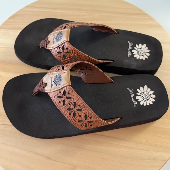 Yellow Box Women's Flip Flops Thong Sandals Brown Floral Cutout Size 8 - Picture 3 of 6